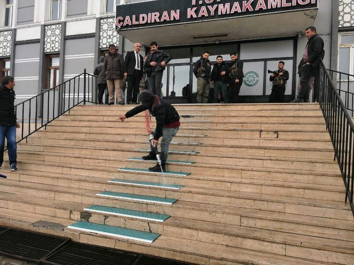 Çaldıran Belediyesi cadde ve sokakları sabunlu suyla yıkadı G3