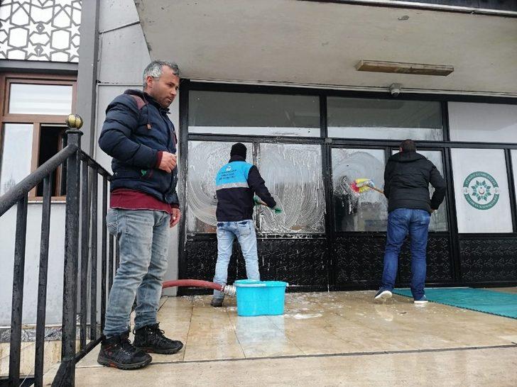 Çaldıran Belediyesi cadde ve sokakları sabunlu suyla yıkadı G4