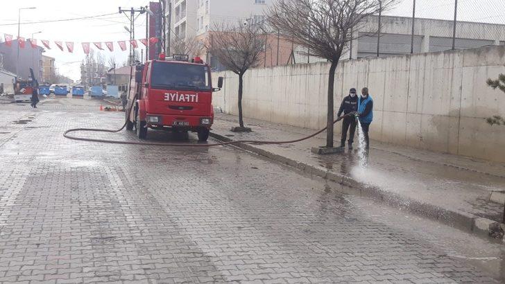 Çaldıran Belediyesi cadde ve sokakları sabunlu suyla yıkadı G5