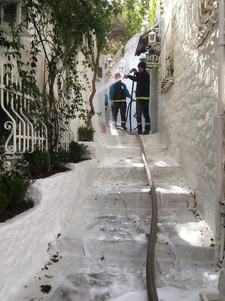 Marmaris Kalesi ve sokaklar dezenfekte edildi G2