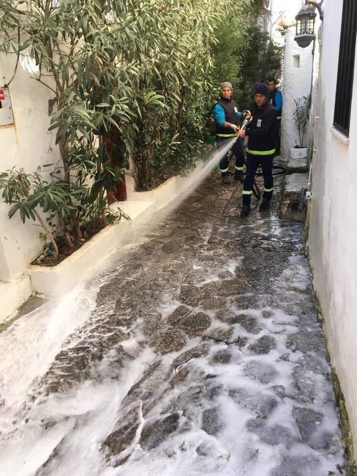 Marmaris Kalesi ve sokaklar dezenfekte edildi G3