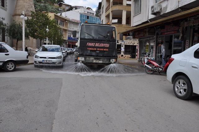 Finike’de bulvar ve ana caddeler temizlendi