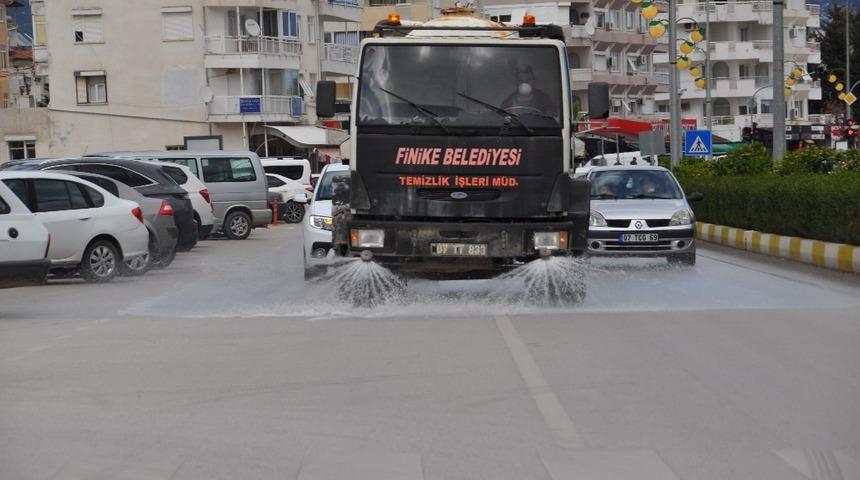 Finike’de bulvar ve ana caddeler temizlendi