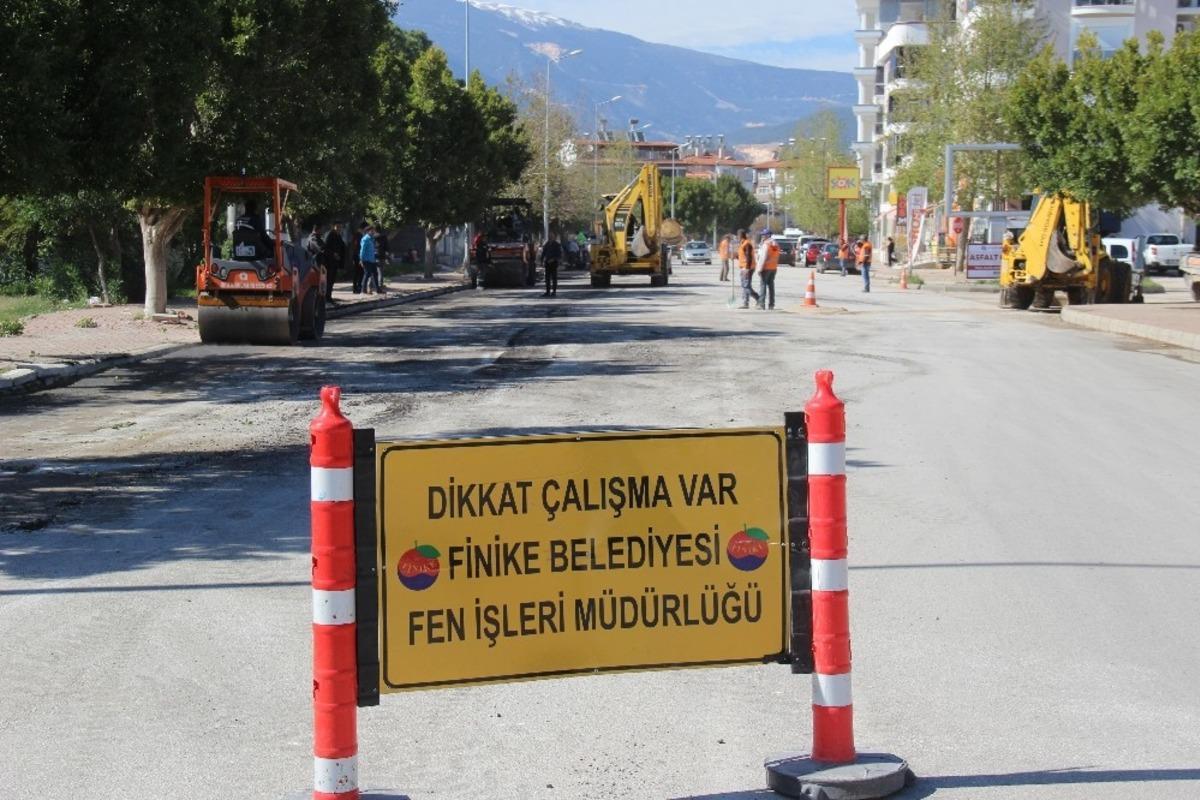 Finike&rsquo;nin bozulan yollarında onarım &ccedil;alışması başladı