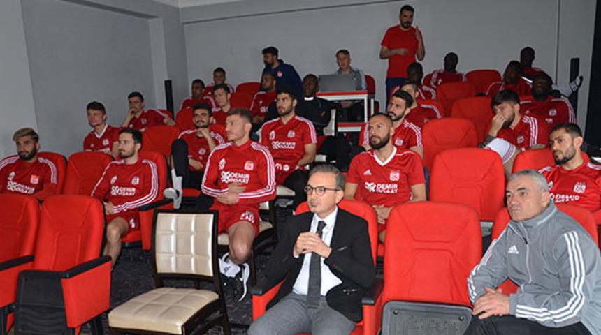 Sivasspor futbolcularına koronavir&uuml;s eğitimi verildi!