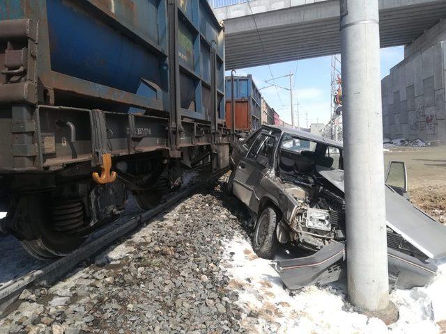 Hemzemin geçitte yük treni ile otomobil çarpıştı: 2 yaralı