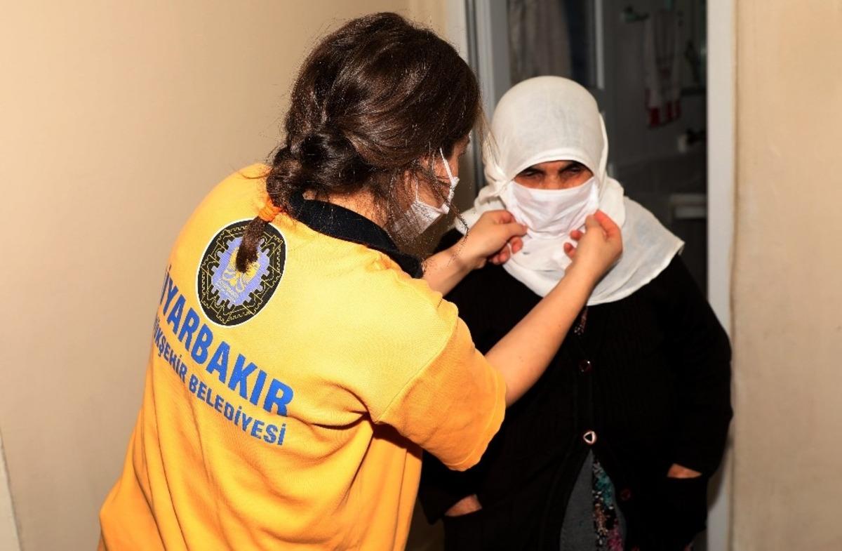 Diyarbakır B&uuml;y&uuml;kşehir Belediyesinden yaşlılara koruyucu maske ve kolonya dağıtımı