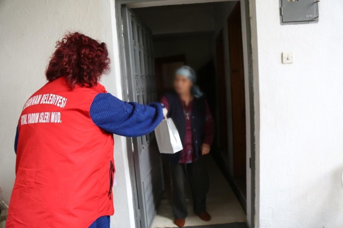 Serdivan Belediyesi ekipleri dezenfekte işlemlerine devam ediyor