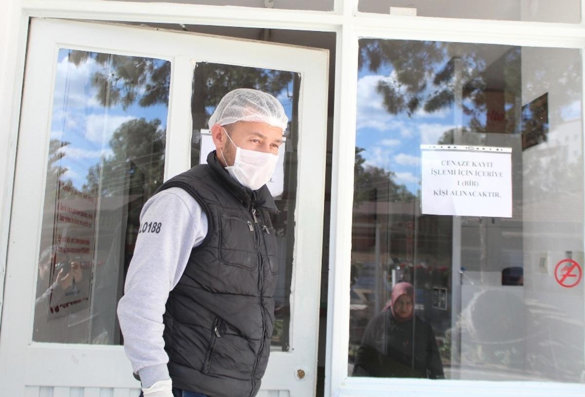 Antalya&rsquo;da mezarlıklarda korona vir&uuml;s sessizliği