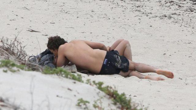 Kumsalda aşka geldiler