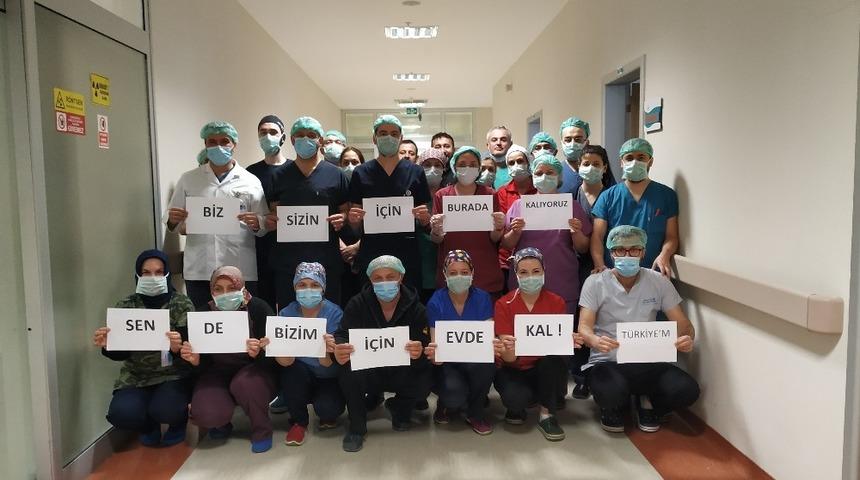 Sağlık&ccedil;ılardan korona vir&uuml;se karşı &ldquo;Evinde Kal&rdquo; mesajı