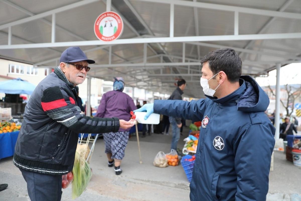 Zabıtadan vatandaşlara dezenfektan jel