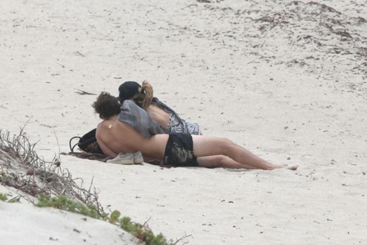 Kumsalda aşka geldiler G1