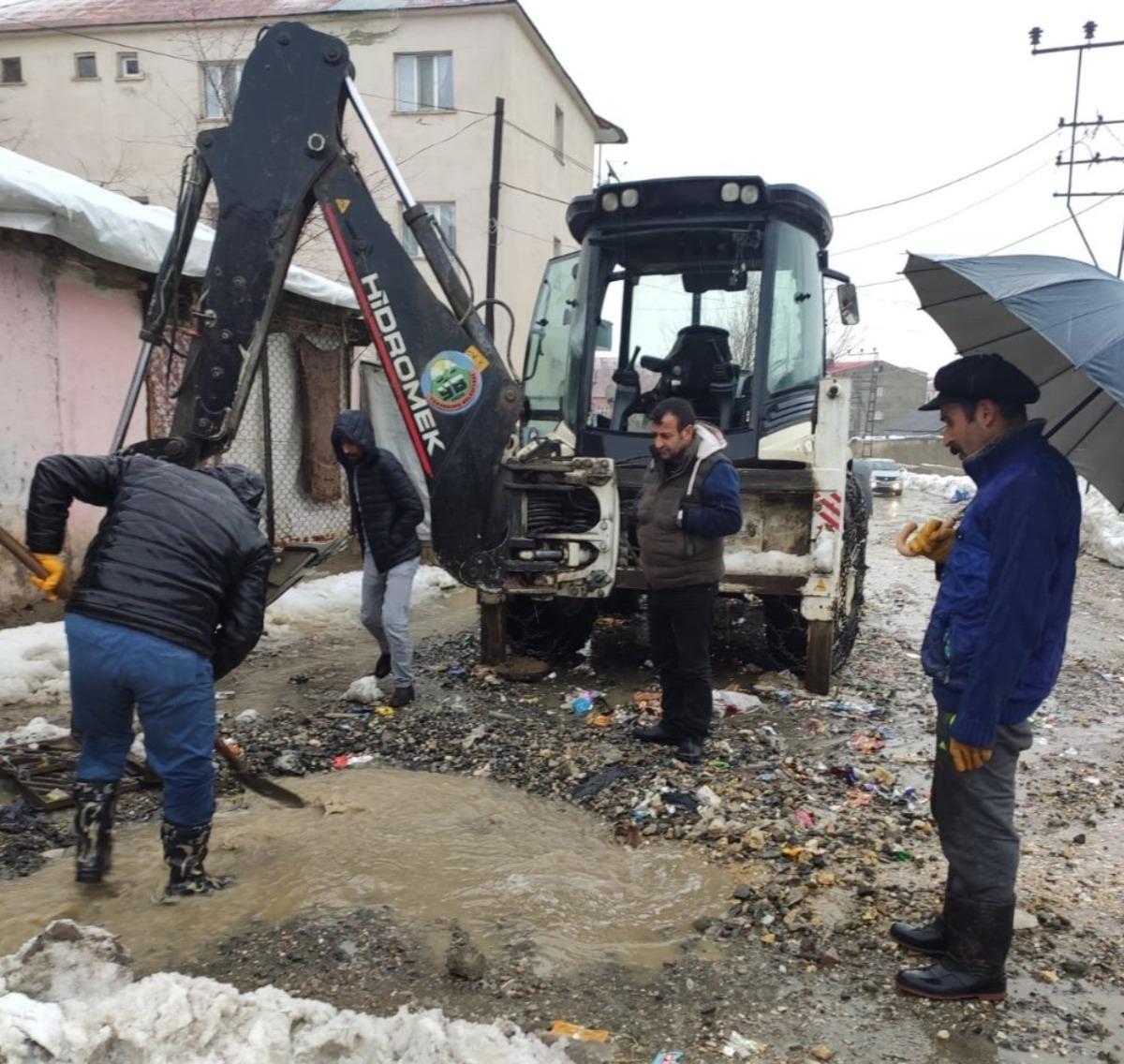 Y&uuml;ksekova Belediyesinden kanal a&ccedil;ma &ccedil;alışması