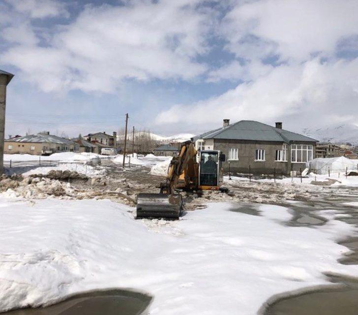 Yüksekova Belediyesinden kanal açma çalışması G2