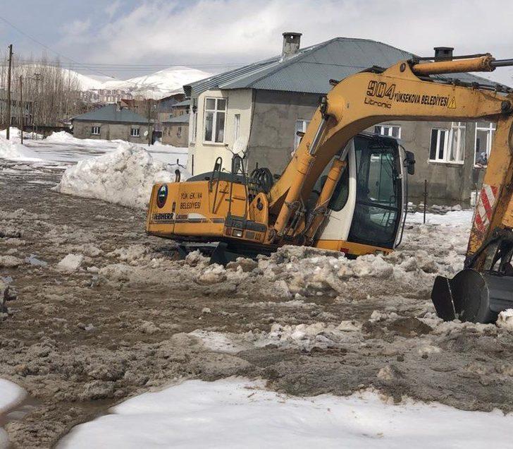 Yüksekova Belediyesinden kanal açma çalışması G3