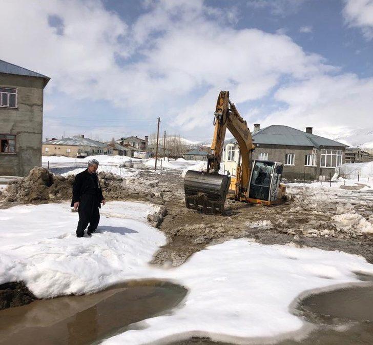 Yüksekova Belediyesinden kanal açma çalışması G4