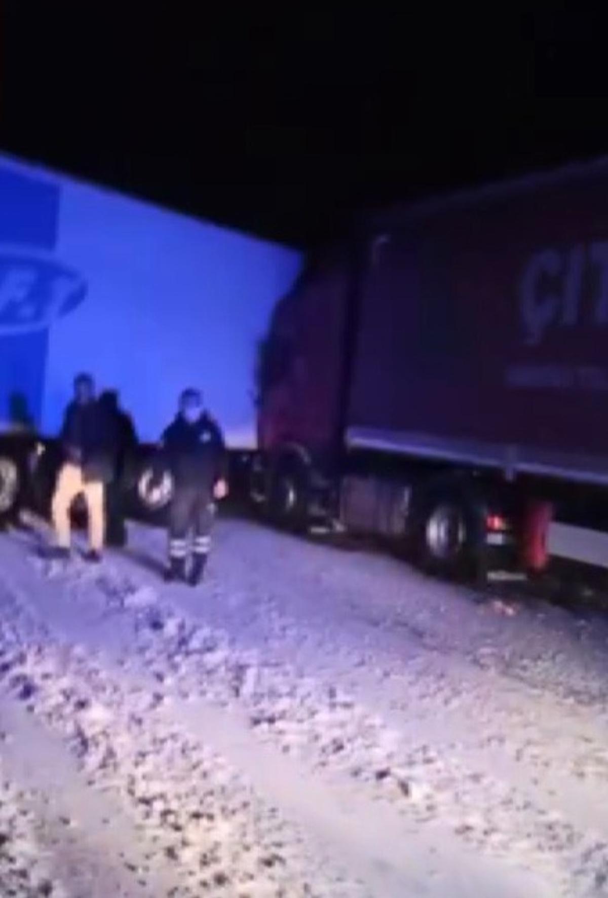 Karda kayan tırlar birbirine girdi, trafik fel&ccedil; oldu