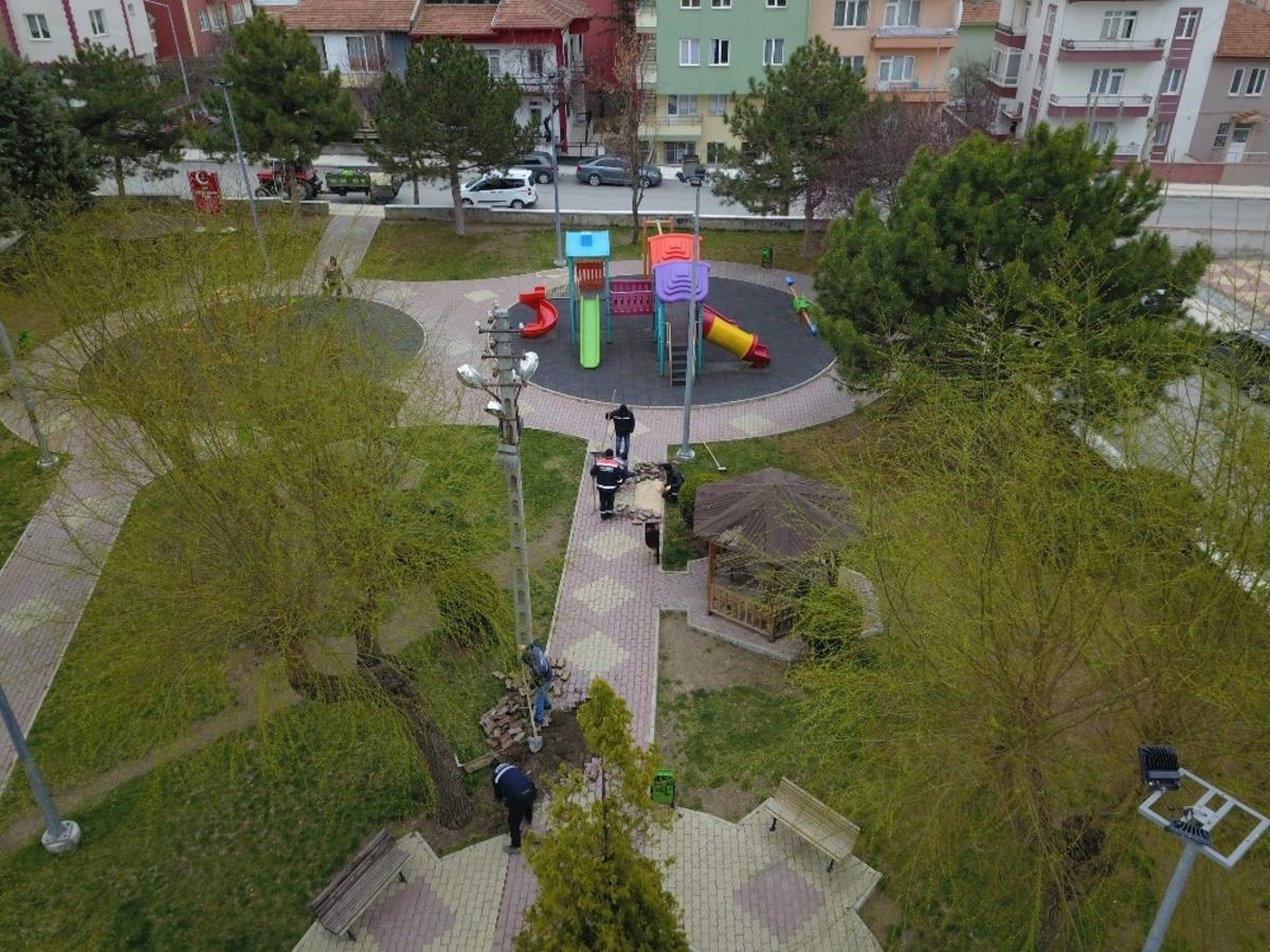 &Ccedil;orum&rsquo;da belediye parkları bahara hazırlıyor