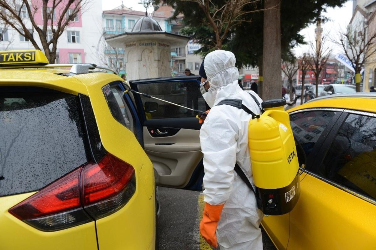 &Ccedil;orum&rsquo;da belediye ekipleri ticari taksileri dezenfekte ediyor