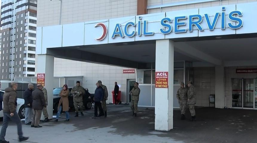 T&uuml;feği ateş alan asker yaralandı