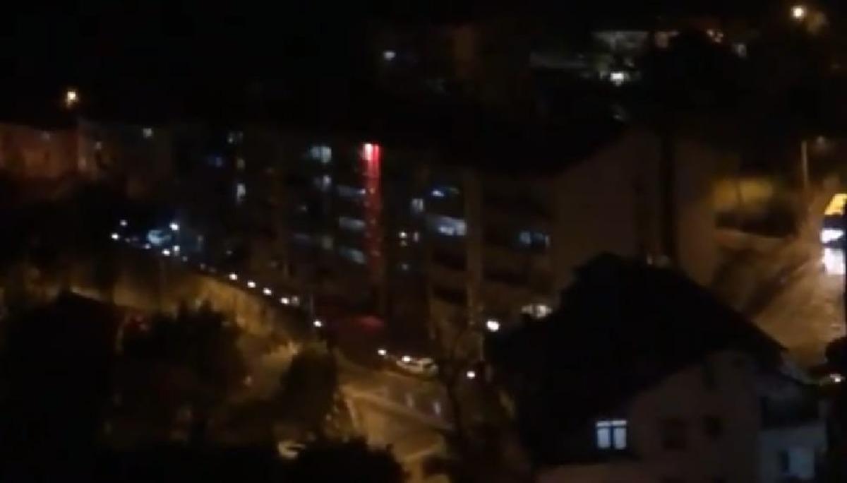 Sağlık &ccedil;alışanlarına teşekk&uuml;r i&ccedil;in balkonlara &ccedil;ıktılar