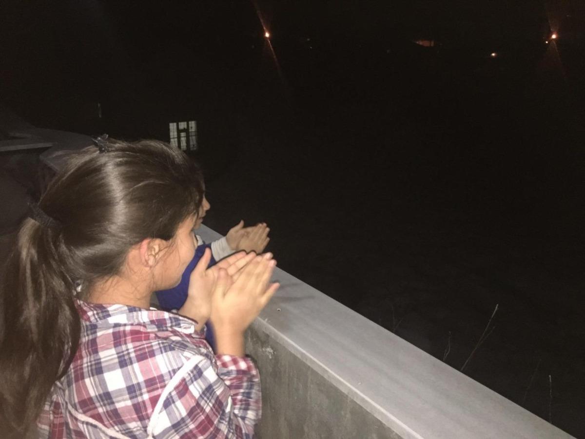 Y&uuml;ksekovalılardan sağlık &ccedil;alışanlarına alkışlı destek