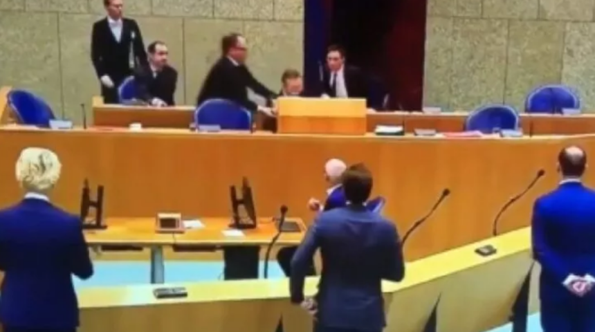 Hollanda'da koronavir&uuml;s oturumunda bayılan Sağlık Bakanı istifa etti