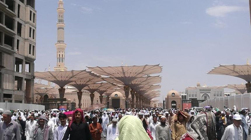 Haremi Şerif ve Mescidi Nebevi'de namaz kılmak yasaklandı