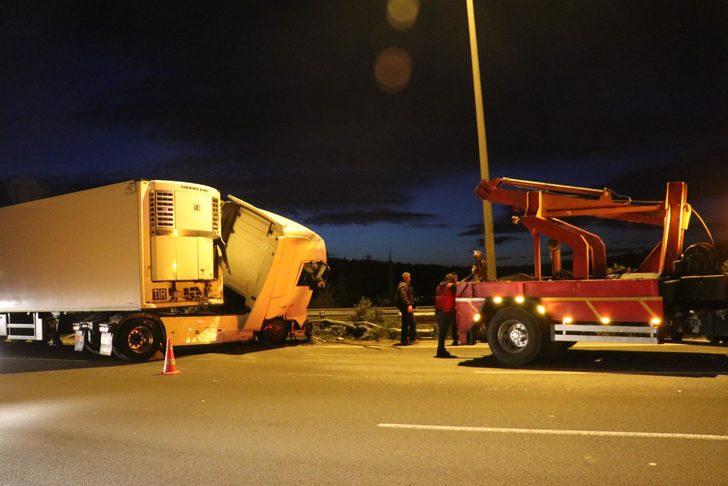 İzmir'de feci kaza! TIR şoförü hayatını kaybetti G3