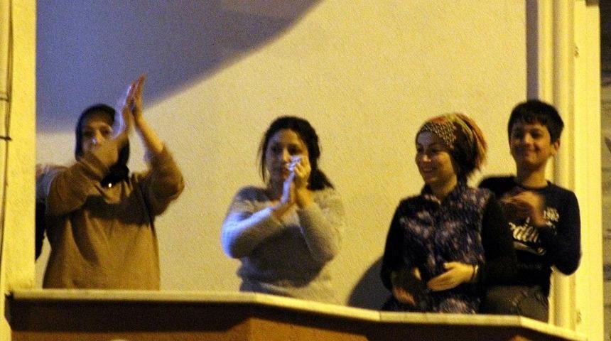 Sağlık &ccedil;alışanlarına alkışlı destek