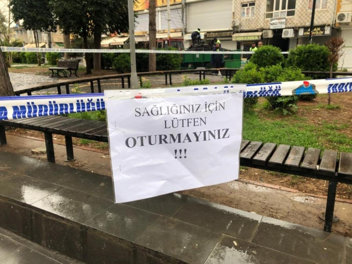 Mardin&rsquo;de belediye bankları kaldırdı, oturma alanlarına g&uuml;venlik şeridi &ccedil;ekti