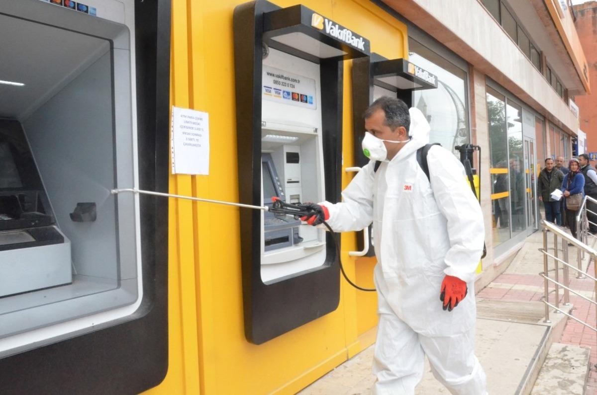 B&uuml;y&uuml;kşehir ekipleri ATM&rsquo;leri dezenfekte ediyor