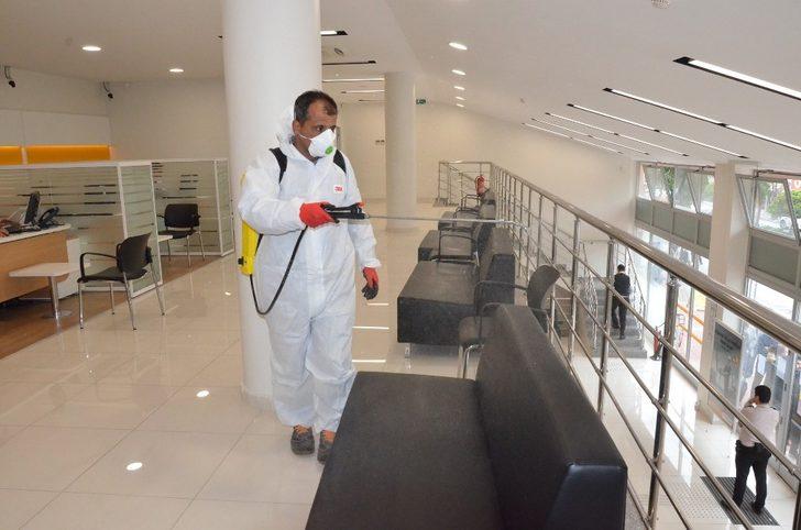 Büyükşehir ekipleri ATM’leri dezenfekte ediyor G3