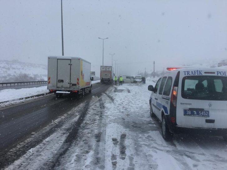 Hafif ticari araç, tıra çarptı: 3 yaralı G1