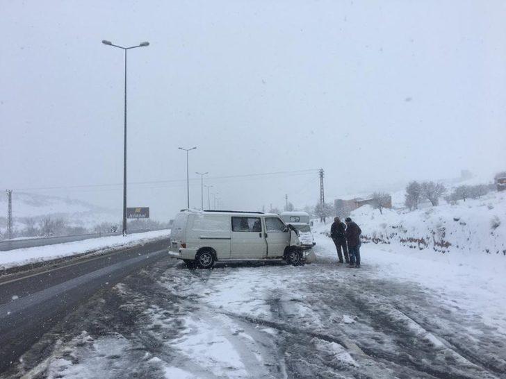 Hafif ticari araç, tıra çarptı: 3 yaralı G3