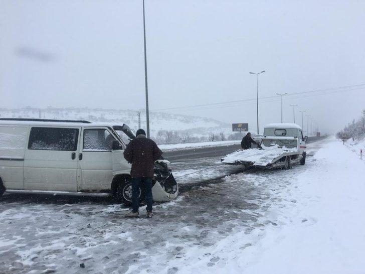 Hafif ticari araç, tıra çarptı: 3 yaralı G4