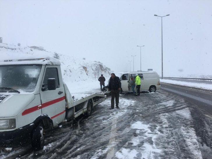 Hafif ticari araç, tıra çarptı: 3 yaralı G5