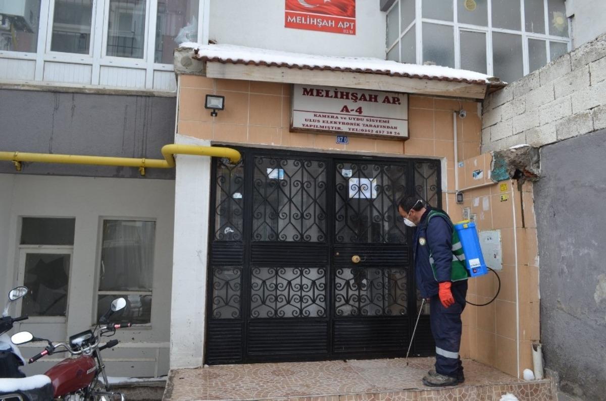 B&uuml;nyan Belediyesi apartmanları dezenfekte ediyor