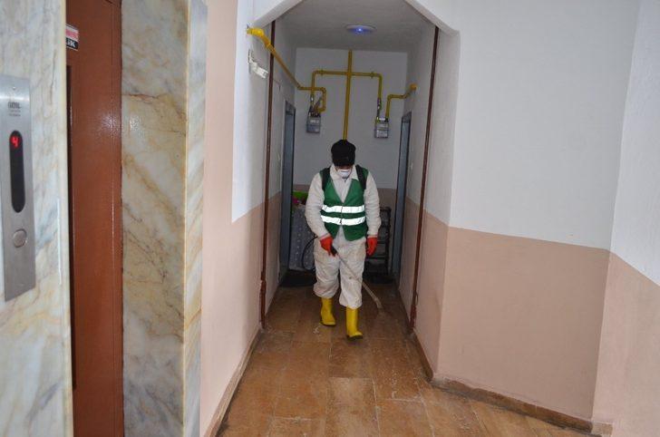 Bünyan Belediyesi apartmanları dezenfekte ediyor G4