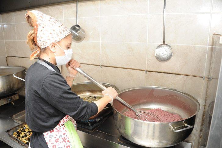 Balçova’da yaşlı vatandaşlara sıcak yemek G1