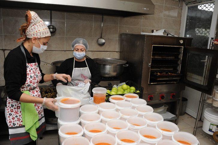 Balçova’da yaşlı vatandaşlara sıcak yemek G2