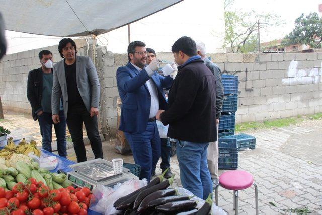 Kahta Belediyesi pazarcı esnafa eldiven ve maske dağıttı