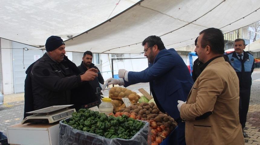 Kahta Belediyesi pazarcı esnafa eldiven ve maske dağıttı