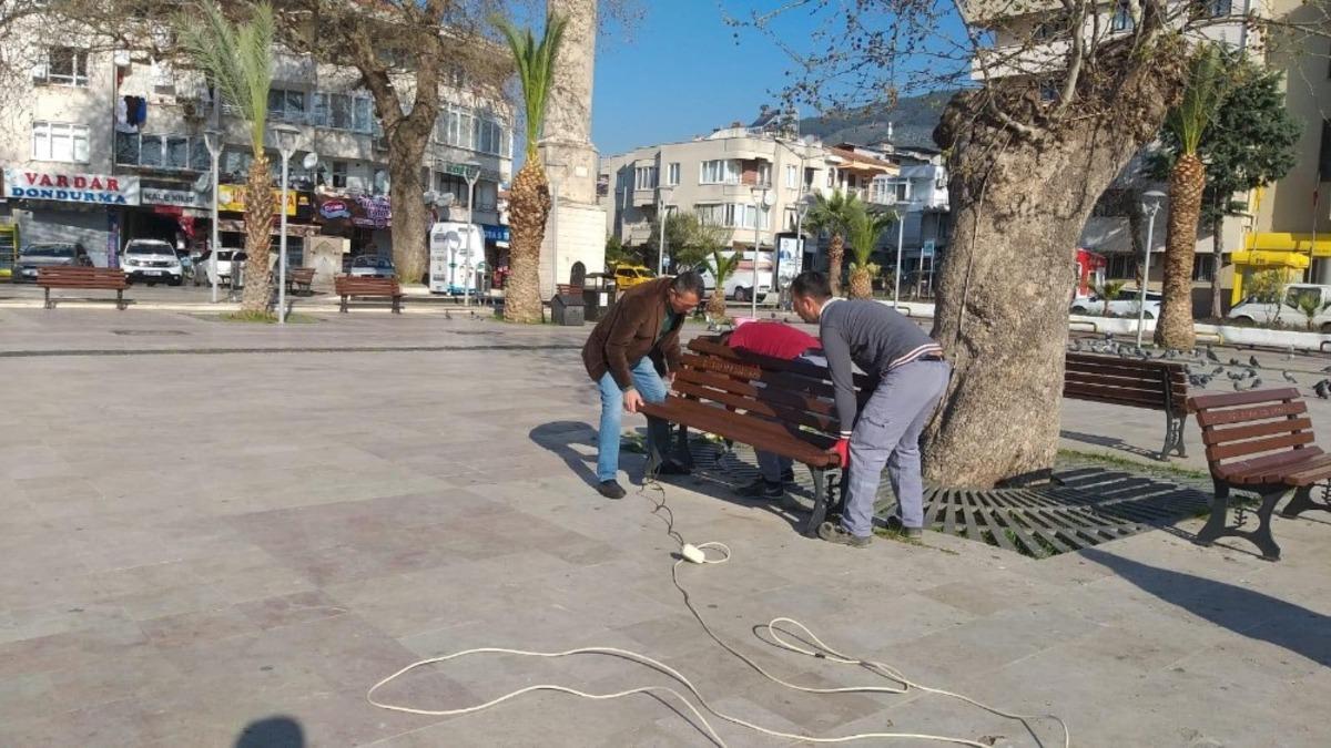 T&uuml;m meydanlardaki oturma grupları s&ouml;k&uuml;l&uuml;yor