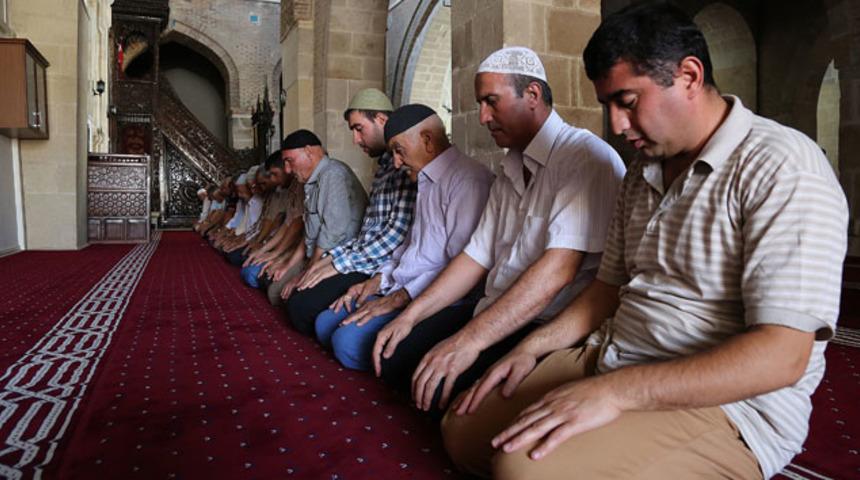 Öğle namazı nasıl kılınır, kaç rekattır? Cuma vakti saat kaçta ezan okunacak? 