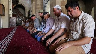 Öğle namazı nasıl kılınır, kaç rekattır? Cuma vakti saat kaçta ezan okunacak? 