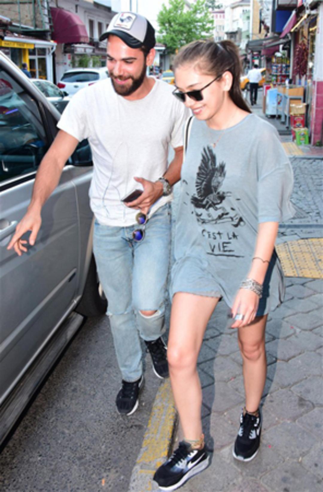 Neslihan Atag&uuml;l de artık aileden