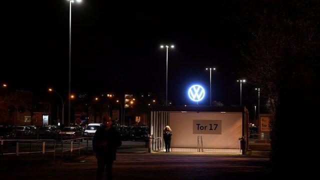 Volkswagen otomobil üretimini Avrupa çapında kapatmaya başlarken işçiler son şiftlerini tamamlayıp çıkıyor