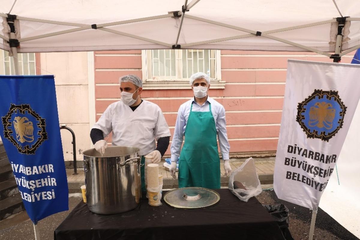 B&uuml;y&uuml;kşehir Belediyesi evlat n&ouml;beti tutan ailelere &ccedil;orba ikram etti